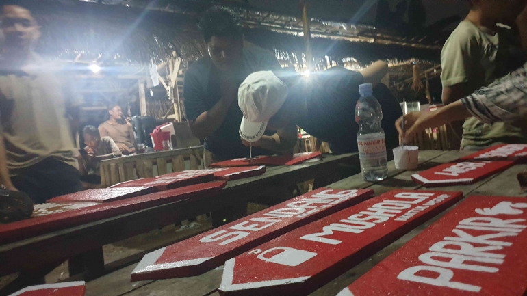 Proses pembuatan papan penunjuk arah dan lokasi/dokpri