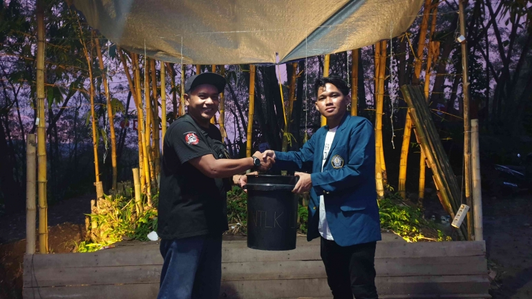 Penyerahan dan penerimaan set tempat sampah dan alat sanitasi kepada pengelola/dokpri