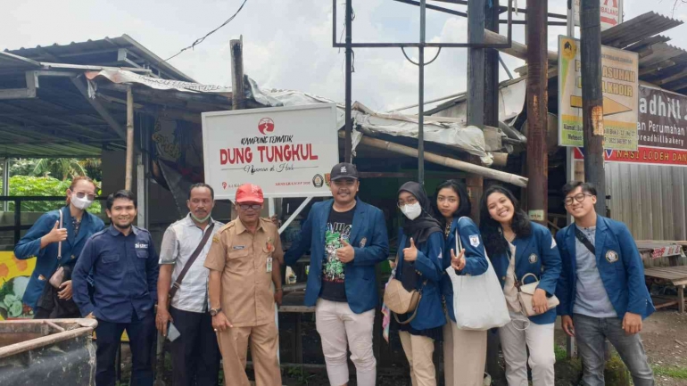 Pemasangan plang landmark di pertigaan sigar bencah dihadiri perwakilan Kelurahan Meteseh dan Pak Adnan selaku DPL Tim 7 KKNTLK Undip 2022/dokpri