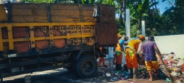 Pekerja Dinas Lingkungan hidup Lumajang membersihkan tempat pembuangan sampah PP. Kyai Syarifuddin Wonorejo Lumajang, Kamis (08/12/22). Dok. pribadi