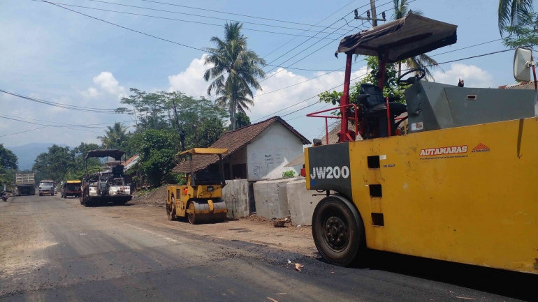 Perbaikan jalan di desa kebonan kec. Klakah Maksimal di awal tahun sudah selesai, Kamis (08/12/2022) - 
