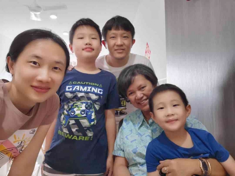Dokumentasi pribadi. Keluarga Leong dengan istrinya Liang, dan kedua anak2 mereka, Zhuo Shan dan Zhuo Hang .....