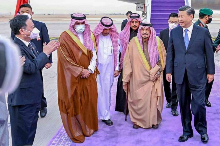  Pada 7 Desember 2022, pemimpin Partai Komunis China Xi Jinping tiba di Bandara Internasional King Khalid di Riyadh, ibu kota Arab Saudi. (SPA/AFP)