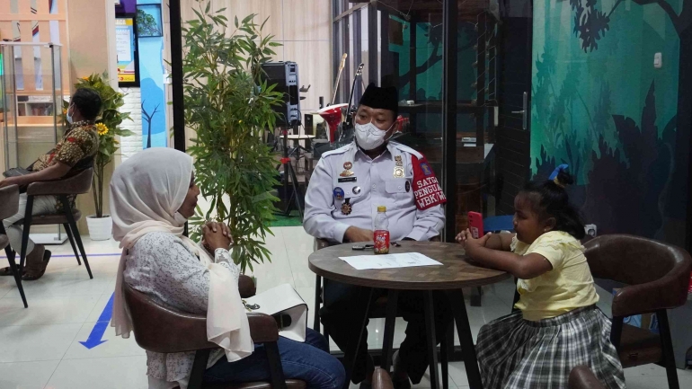 Kakanim Imam Bahri (tengah) berdialog dengan istri dan anak pemohon layanan VoA (Dokpri)