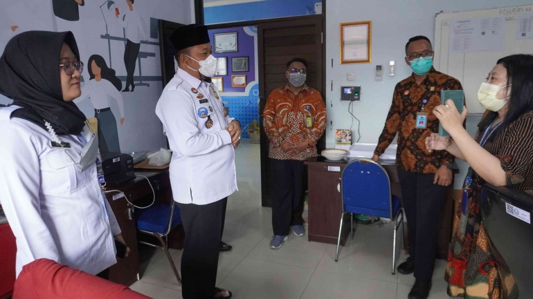 JFT Analis Kepegawaian Pelaksana Anis Iswanti (paling kanan) memberikan masukan kepada Kepala Kantor Imam Bahri (dua dari kiri) Dokpri