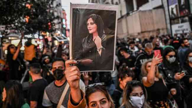 Demo masyarakat Iran menuntut kematian Mahsa Amini. (Foto: AFP/OZAN KOSE)