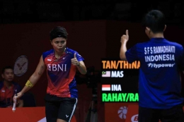 Apriyani Rahayu/Siti Fadia Silva Ramadhanti saat menghadapi pasangan Malaysia di laga pertama Grup B BWF World Tour Finals: pbsi.id