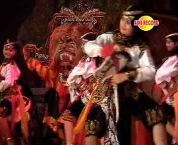 Penari jathilan beraksi di depan sosok Singa Barong dalam pertunjukan Reog Ponoroo. (Foto: Aini Record) 