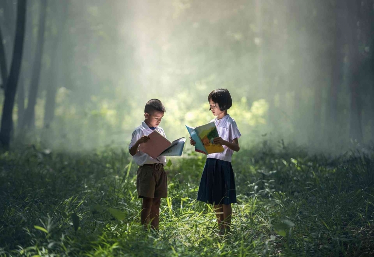 Ilustrasi dua orang anak yang sedang belajar (sumber: lipi.go.id)