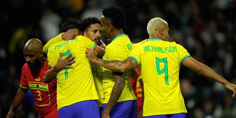 Skuad Brasil kala merayakan salah satu gol mereka. (c) Bola.net | AP Photo