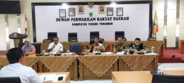 Ketua Komisi IV DPRD Padang Pariaman Topik Hidayat memimpin rapat dengan mitra kerjanya. (foto dok topik hidayat)