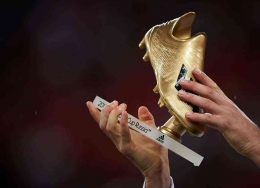 Ilustrasi penghargaan sepatu emas atau Golden Boot (sumber: talksport.com/Tom Lunn)