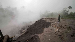 Anggota TNI memantau erupsi Gunung Semeru (4/12/2022 foto : ANTARA FOTO. Umarul Faruq)