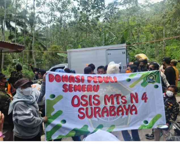 OSIS MTs N 4 Kota Surabaya Peduli Semeru pada erupsi tahun 2021 lalu (dokpri)