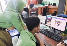 Siswa SMK Ma'arif 9 Kebumen sedang membuat desain poster menggunakan platform Canva. Dokpri