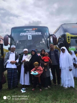 Foto bersama rombongan sesaat sebelum ziarah ke Pulau Jawa. (foto dok jotek)