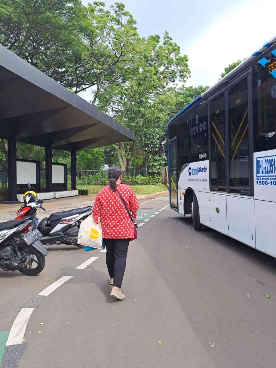 Naik dari Halte Pintu 3 TMII (Dokumen pribadi)