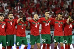 Para pemain Maroko berjejer ketika terjadi drama adu penalti lawan Spanyol (Sumber: kompas.com)