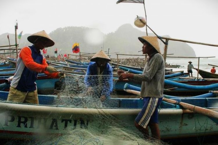 Indonesia adalah negara produsen ikan terbesar dunia, dengan lebih 96% nelayannya skala kecil, namun tingkat kesejahteraannya relatif terbatas (KOMPAS/GREGORIUS MAGNUS FINESSO) 