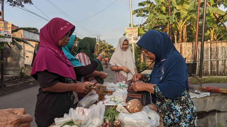 Bu Asiyah dan ibu-ibu yang lain sedang berbelanja di sayuran di bakul sayur Buk Ti Rabu pagi (07/12/2022). 