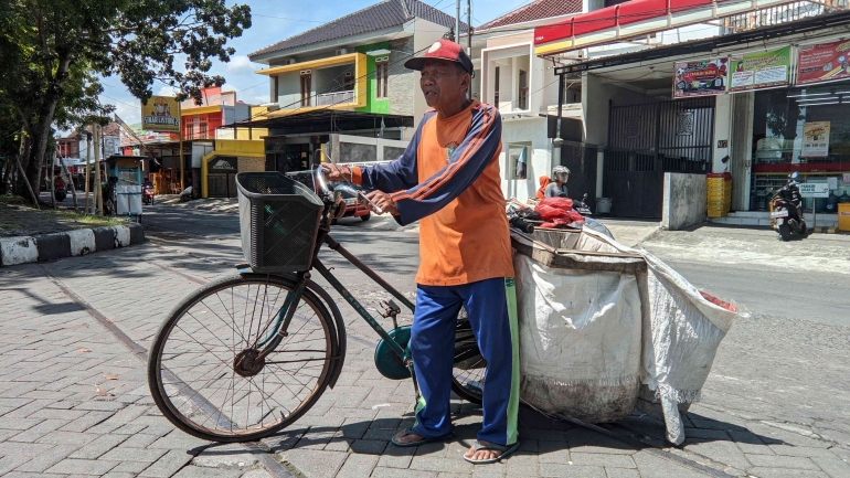 Pak Juli (53) sedang menuntun sepeda untuk mencari rongsokan di Jln. Toga Kamis (08/12/2022) 