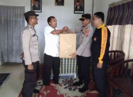 Anggota Sat Binmas Polres Aceh Barat berkunjung ke kantor Senkom Mitra Polri Aceh Barat. Foto: Tbn Abar.