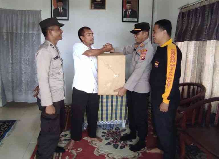 Anggota Sat Binmas Polres Aceh Barat berkunjung ke kantor Senkom Mitra Polri Aceh Barat. Foto: Tbn Abar.