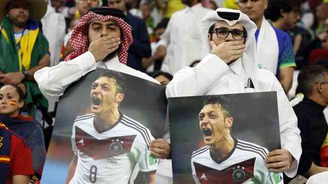 Aksi simpatik suporter Qatar untuk membalas aksi tutup mulut tim Jerman soal LGBT (Foto Reuters/John Sibley).