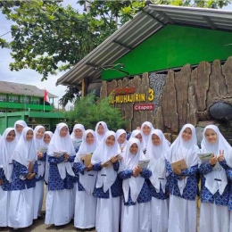 Siswi SMP 3 Al-Muhajirin sedang mengikuti penilaian akhir semester (PAS) ganjil