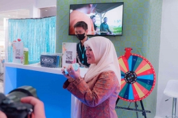 Lina Marlina mendapat hadiah payung cantik setelah mencoba permainan di booth KNEKS/MLF Bandung 2022