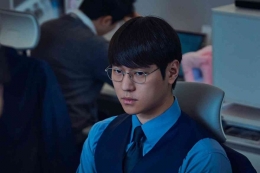 Oh Jin Seob sebagai pegawai kantoran biasa ternyata adalah pembunuh berantai. Sumber: Sinerginews.com