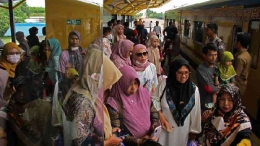 Ilustrasi antusiasme masyarakat Sulawesi menyambut keberadaan kereta api pertama (sumber: tempo.co)