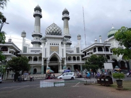 Masjid Agung kota Malang, alun-alun kota tak jauh dari Kajoetangan heritages. Foto : Parlin Pakpahan.