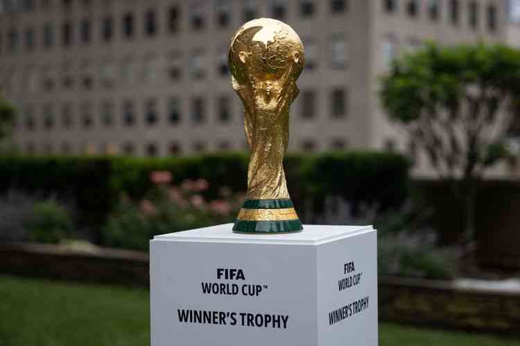 Ilustrasi gambat Trofi Piala Dunia| Sumber foto/AFP/YUKI IWAMURA