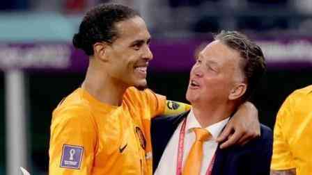 Pelatih Belanda, Louis van Gaal dan Virgil van Dijk World Cup / Soccrates Images/GettyImages Sumber: 90min