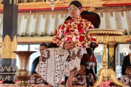 Sri Sultan Hamengku Buwono X mengenakan kain batik motif Parang. Foto : kompas.com