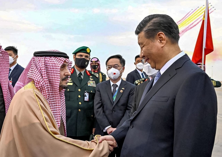 Presiden China Xi Jinping disambut Gubernur RIyadh Pangeran Faisal bin Bandar Al Saud di Bandara Internasional Raja Khalid di Riyadh, Arab Saudi, Rabu (7/12/2022).| Foto: SPA/AFP via Kompas.id