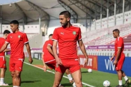 Gelandang timnas Maroko, Hakim Ziyech, saat menjalani sesi latihan menjelang laga kontra Kroasia di Piala Dunia 2022. (AFP/FADEL SENNA via Kompas.com)