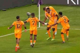 Para pemain Belanda merayakan gol/AP Photo