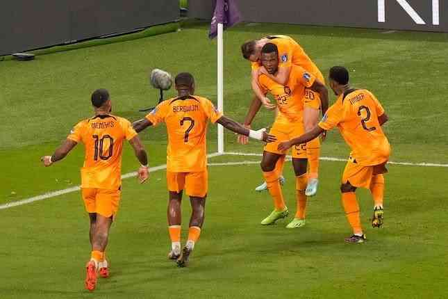 Para pemain Belanda merayakan gol/AP Photo