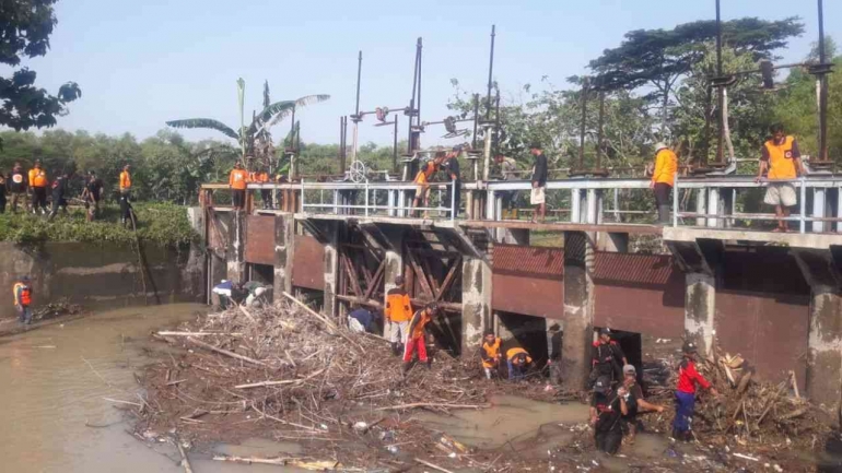 Senkom Mitra Polri Sukoharjo bersama Relawan dibantu BPBD membersihkan tumpukan sampah di pintu air Siluwur (Foto: Dok)