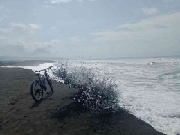 Gelombang bisa naik tebing 3 m di Pantai Samas. | Dokumen pribadi.