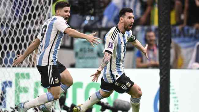 Lionel Messi dan Alfarez melakukan selebrasi gol untuk Argentina (Foto AP/Fabio Ferrari). 