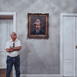 Foto oleh Matheus Viana (pexels.com) Manusia berdiri di samping lukisan