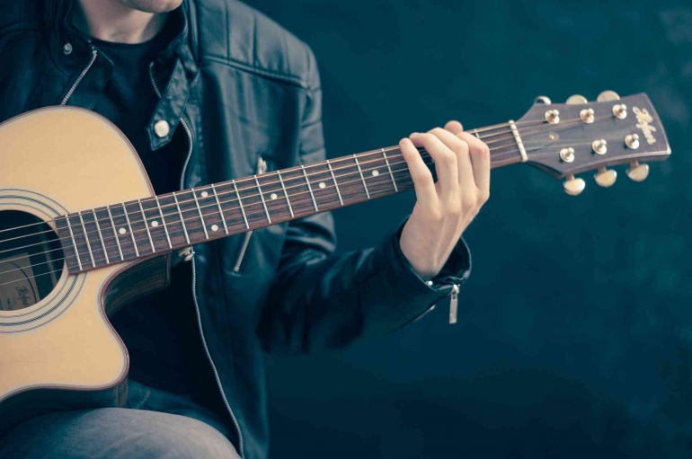Foto orang memetik gitar oleh Pixabay (pexels.com)