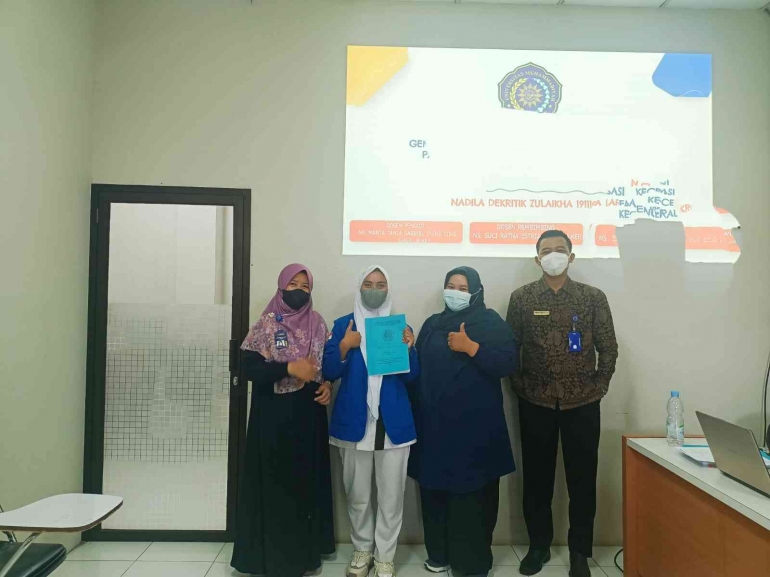 Foto bersama mahasiswa prodi Anestesiologi UMP Purwokerto bersama ketiga penguji/Foto : Dokpri
