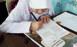 Jelang ujian, guru sudah berupaya memastikan kesiapan siswa Kelas 1 mengikuti ujian (foto Akbar Pitopang)