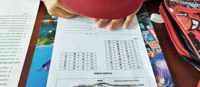 Dilema guru yang mengajar di Kelas 1 ketika siswa mengikuti ujian di sekolah (foto Akbar Pitopang)