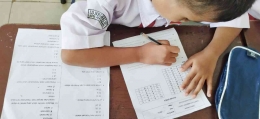 Siswa Kelas 1 SD menghadapi ujian pada Semester Ganjil pada Tahun Ajaran pertama (foto Akbar Pitopang)