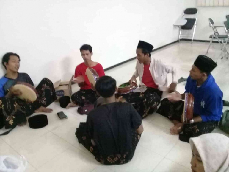 Semangat:Salah satu grup sedang berlatih guna mempersiapkan diri dan mental untuk penampilannya/dokpri